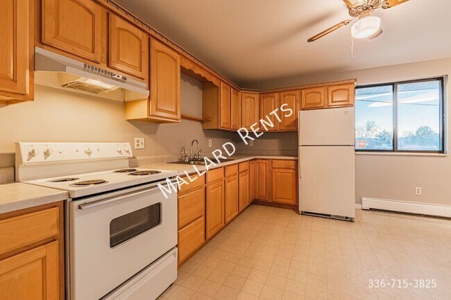 Building Photo - Massive All-brick Ranch Home on spacious l...