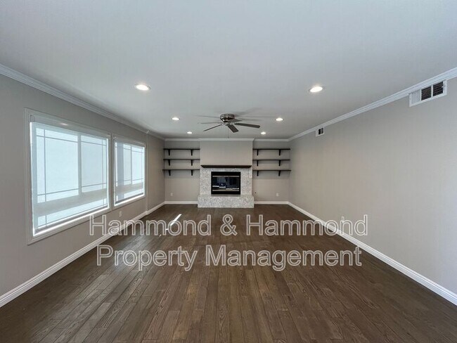 Building Photo - 10436 Amestoy Ave