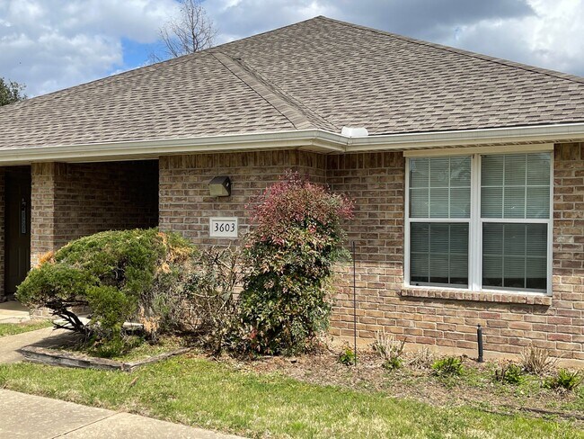 Foto del edificio - College Station - 3 Bedrooms / 3 bath Dupl...