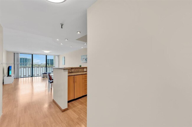 Foto del edificio - 17900 N Bay Rd