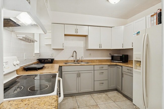 Building Photo - 9930 Pineapple Tree Dr