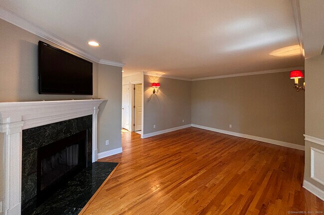 Building Photo - 405 S Pine Creek Rd