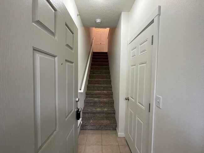 Building Photo - *$500 OFF First Month's Rent* *New Carpet ...