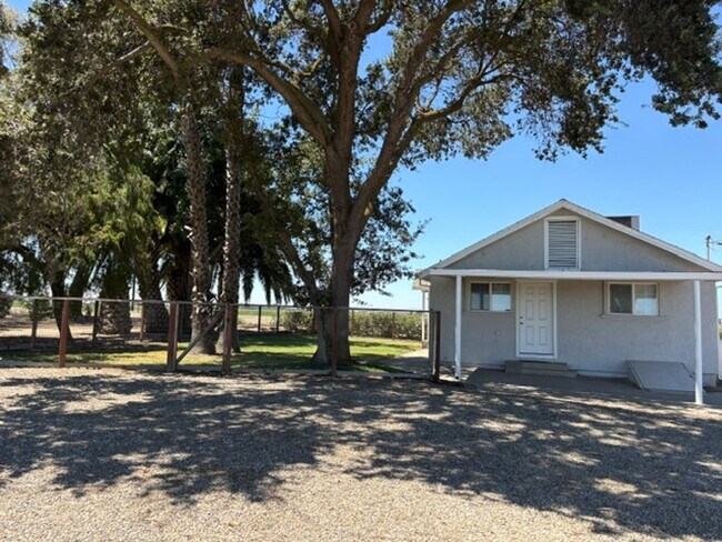 Building Photo - Charming 3 Bed, 1 Bath Country Home
