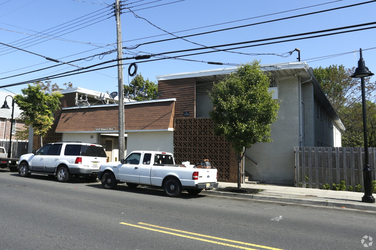 Building Photo - 1215-1217 Springwood Ave