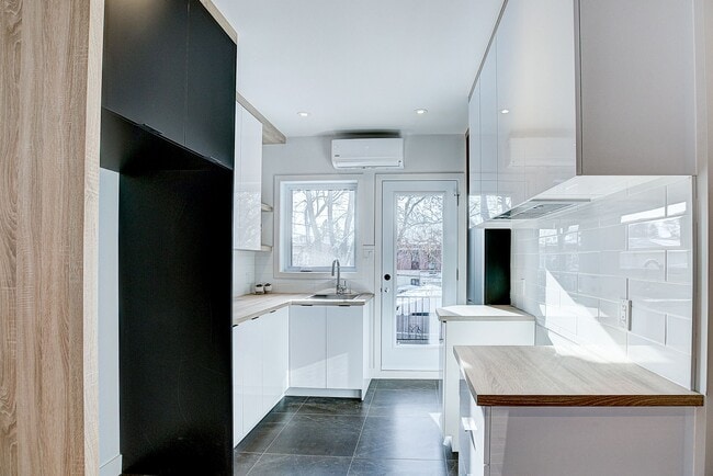 Building Photo - 10574 Av Christophe-Colomb