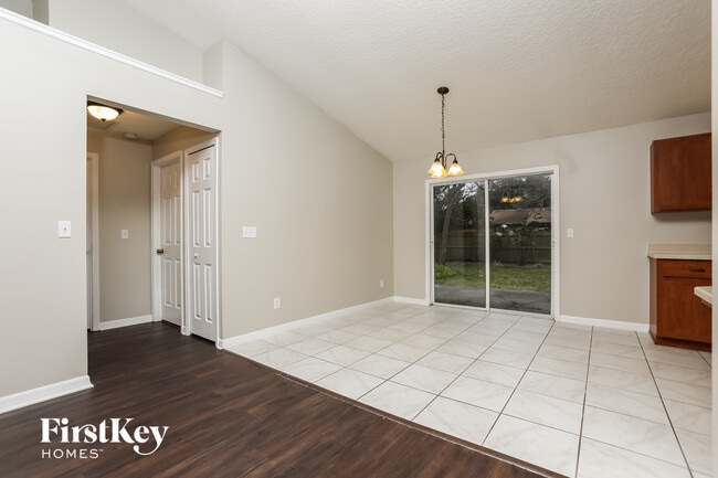 Building Photo - 2007 Juniper Dr