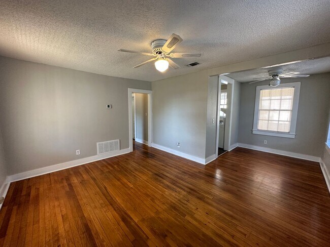 Building Photo - 2 Bedroom 1 Bath home located in Downtown ...