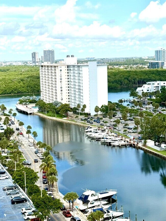 Foto del edificio - 100 Bayview Dr