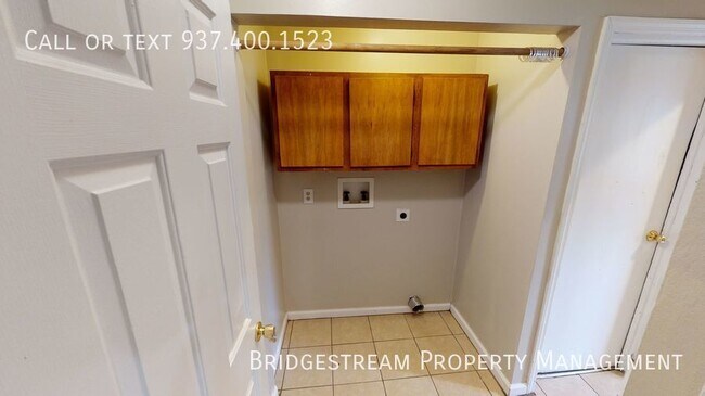 Building Photo - Spacious 3 bedroom, 2 full bath house with...