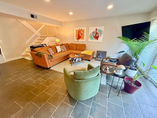 Building Photo - Walkable Green Hills Condo- 2 Bed 1.5 Bath $2000/mo