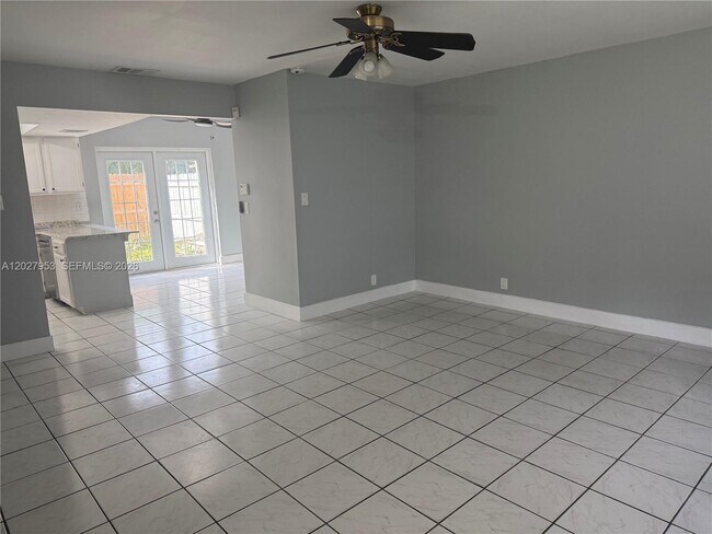 Foto del edificio - 7926 Kimberly Blvd