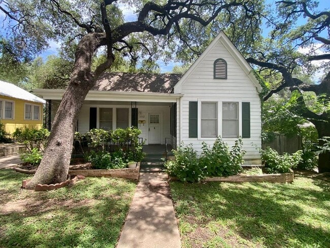 Building Photo - 502 Academy Dr