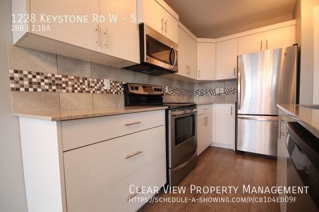 Building Photo - Open-plan and light-filled 2 bedroom, 2.5 ...