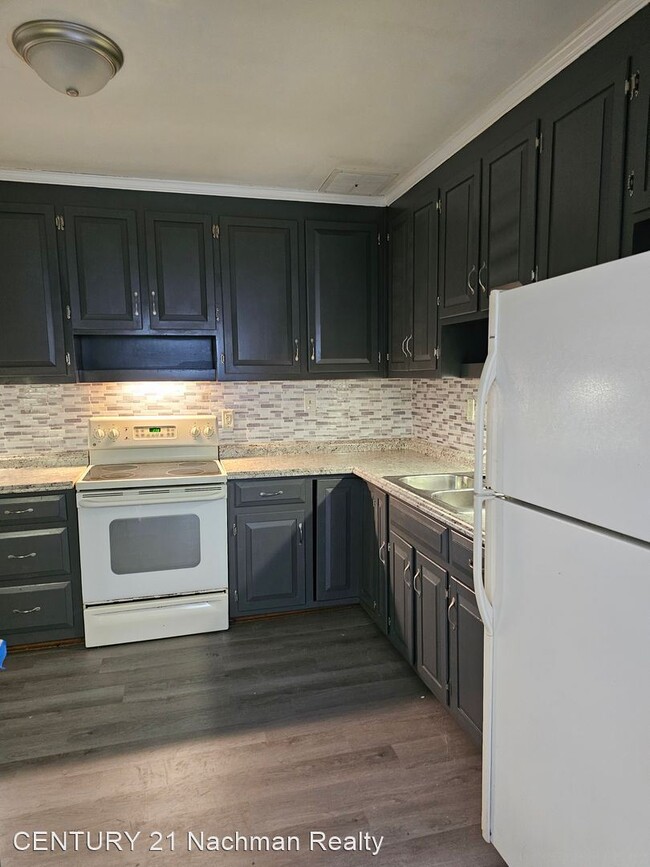 Building Photo - 3 br, 1 bath House - 75 Ash Avenue