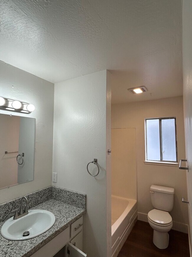 Foto del edificio - 12 Klondike Ct