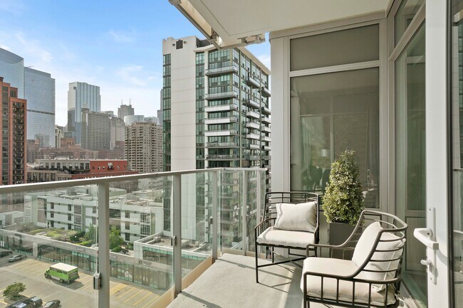Foto del edificio - 351 N Halsted St