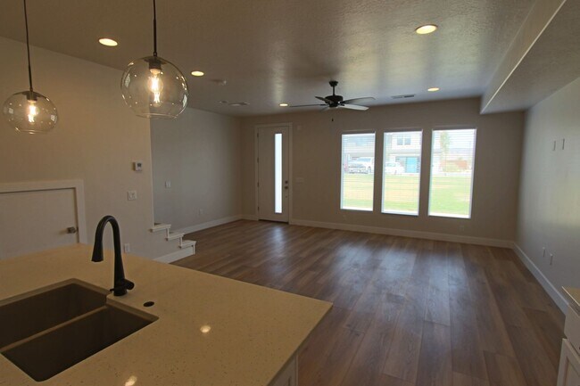 Foto del edificio - Brand New - Never Lived In!  (Location, Location Location)