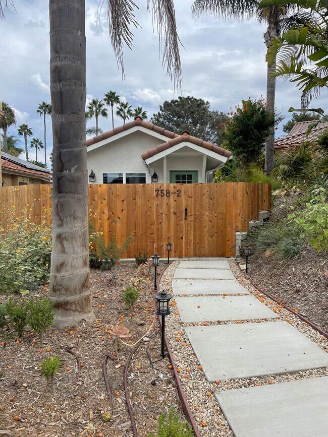 Building Photo - 758 Poinsettia Park N