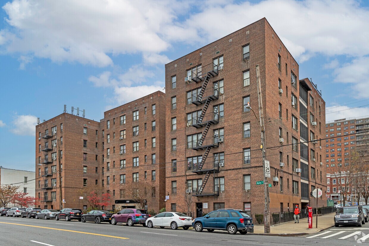 Primary Photo - 2860 Bailey Ave