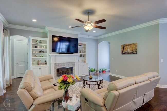 Building Photo - Beautiful 3 Bedroom in Twelve Oaks - Less ...