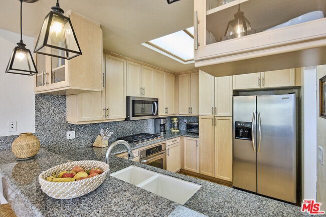 Building Photo - 6453 Zuma View Pl