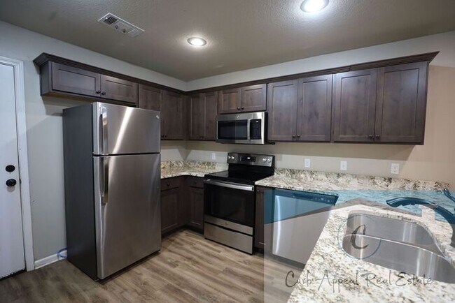 Foto del edificio - Luxury 2 bed, 1 bath duplex - recent construction!! Washer, dryer and internet, cable and utiliti...