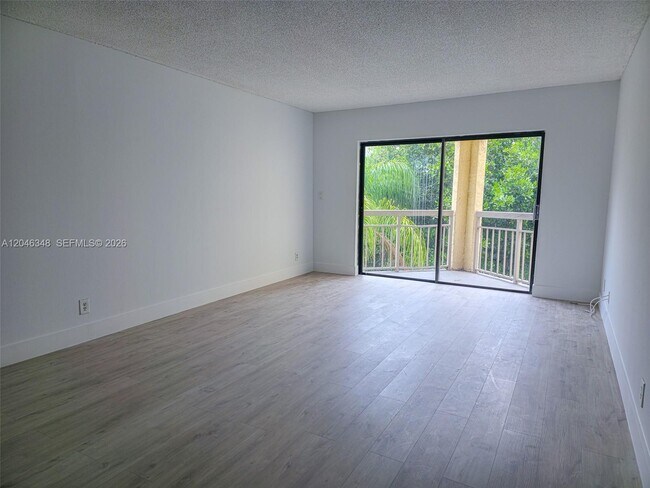 Foto del edificio - 8290 Lake Dr