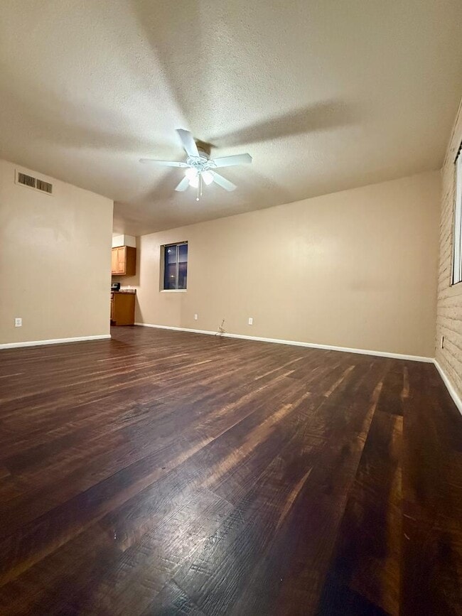 Foto del edificio - 825 E 5th St