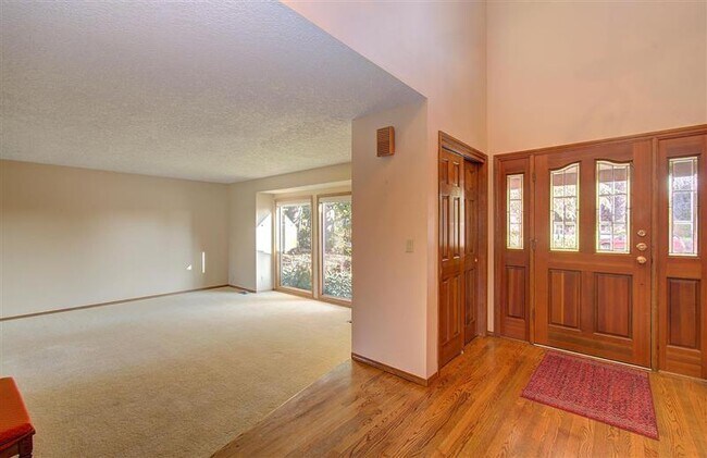Building Photo - Prestigious Lakeview Estates neighborhood ...