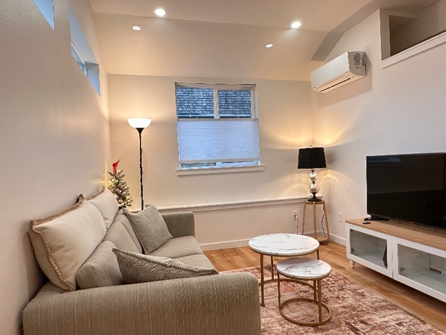 Building Photo - 533 1/2 E 5th St