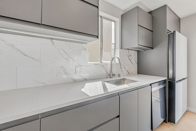 Foto del edificio - Stunning Three Bedroom Home in Westwood Hi...