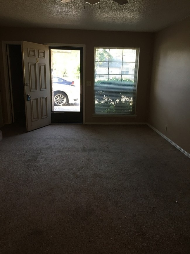 Building Photo - 2828 Croydon Ct