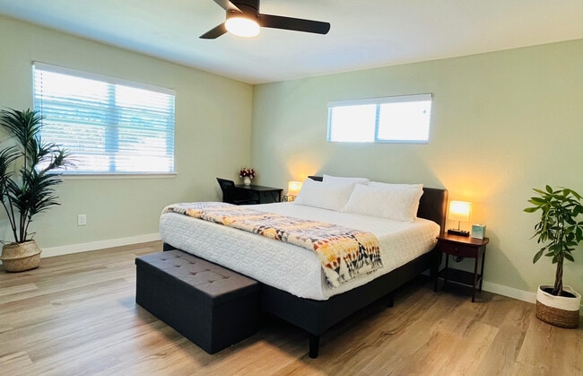 Master bedroom with king size bed - 501 Twin Oak Trl