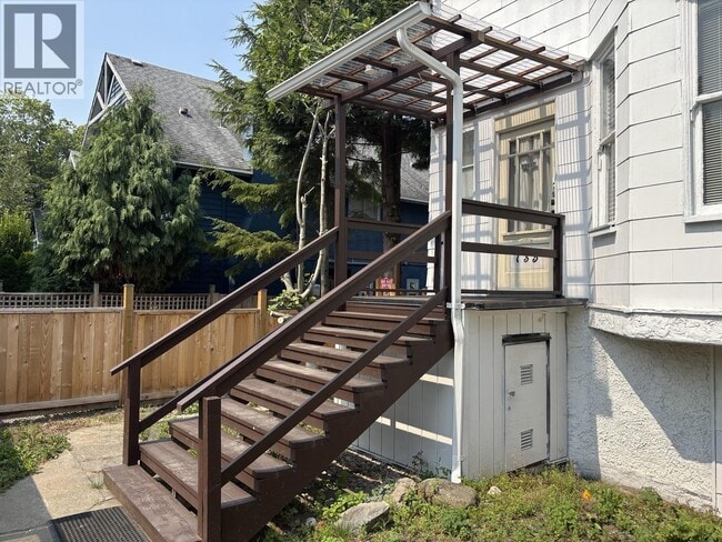 Building Photo - 135 W 12th Ave