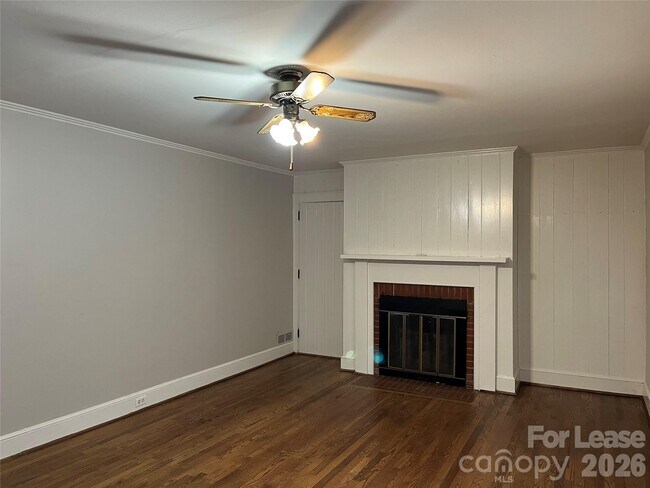 Foto del edificio - 1047 E Main St