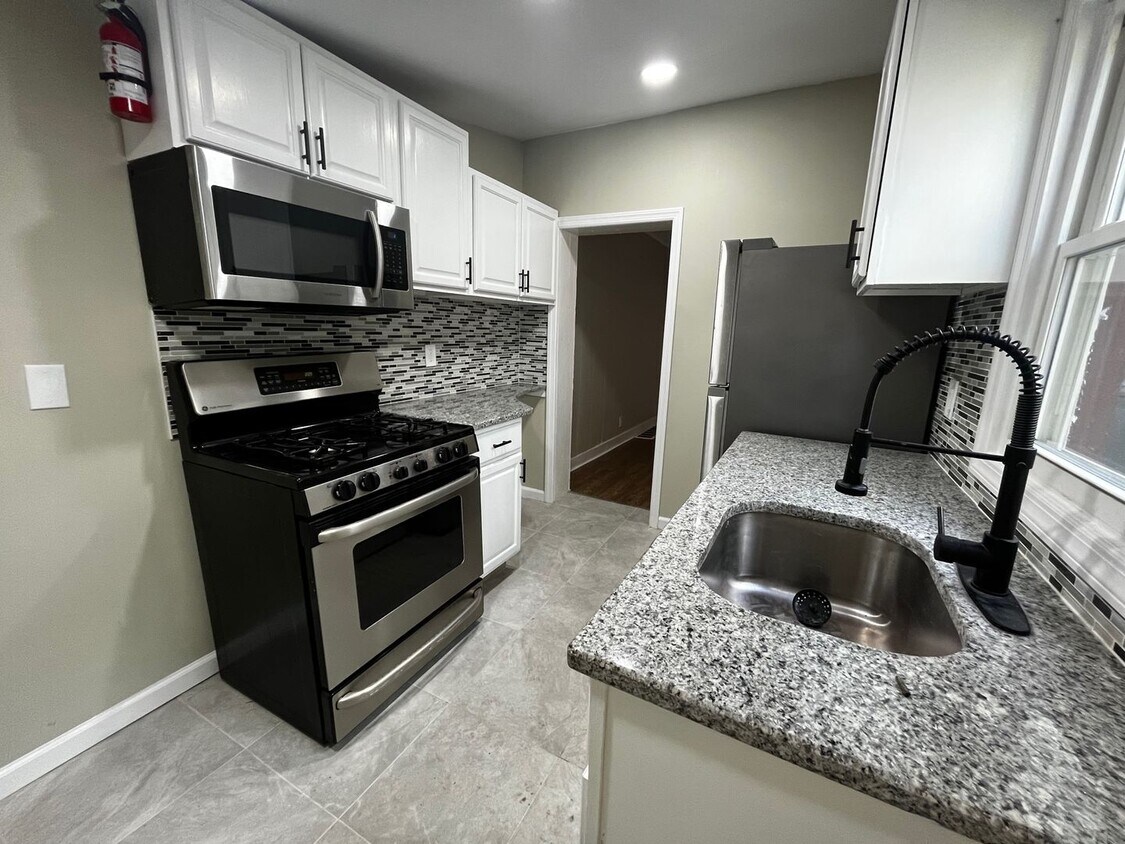 Foto principal - Renovated 2-Bedroom Home with Updated Kitchen & Backyard – Trenton NJ