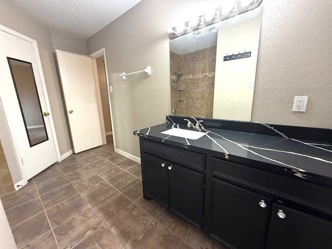 Building Photo - 15934 Blueridge Rd