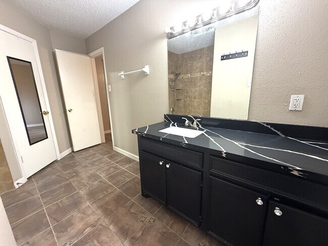 Foto del edificio - 15934 Blueridge Rd