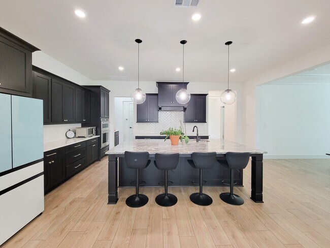 Foto del edificio - 5023 Golden Peach Rd