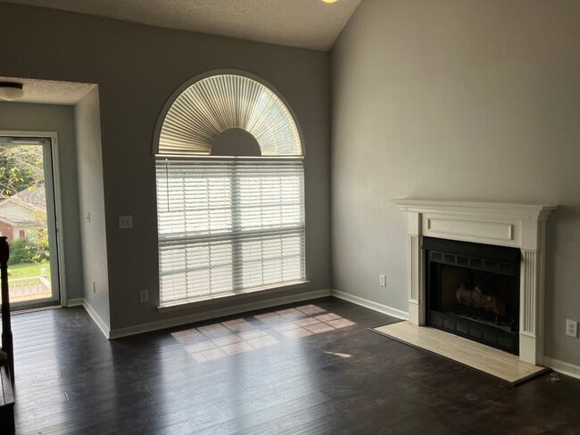 Building Photo - $1,000 off 1st month rent with December Mo...
