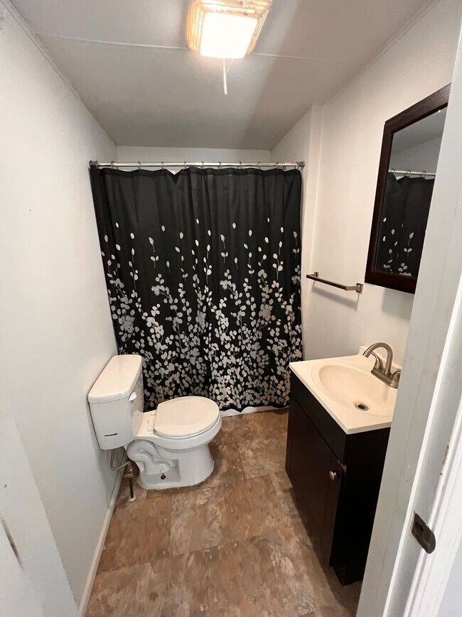 Building Photo - Welcome to this charming 2 bedroom, 1 bath...
