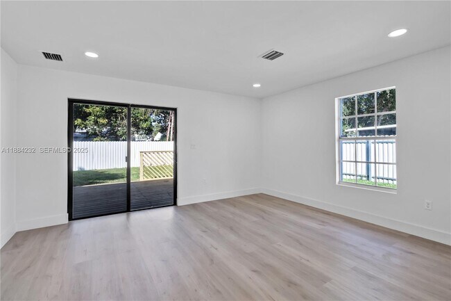 Foto del edificio - 407 NW 45th St