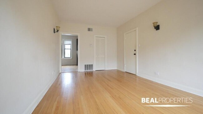 Building Photo - 1 bedroom in CHICAGO IL 60613