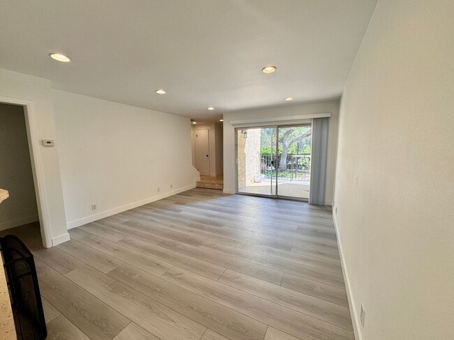 Building Photo - Beautifully remodeled townhouse
