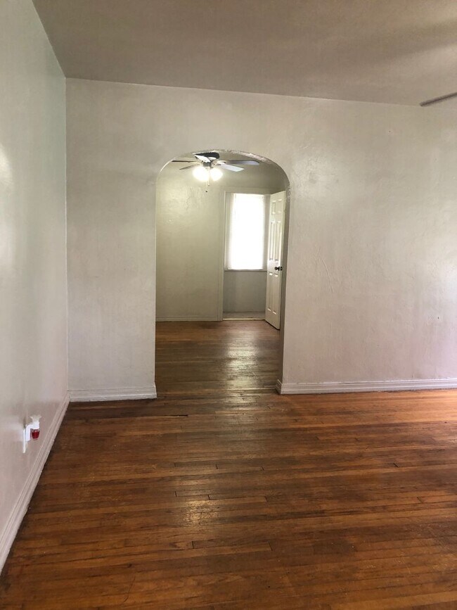Foto del edificio - 2 Bed 1 Bath - Refrigerator Included - Urb...