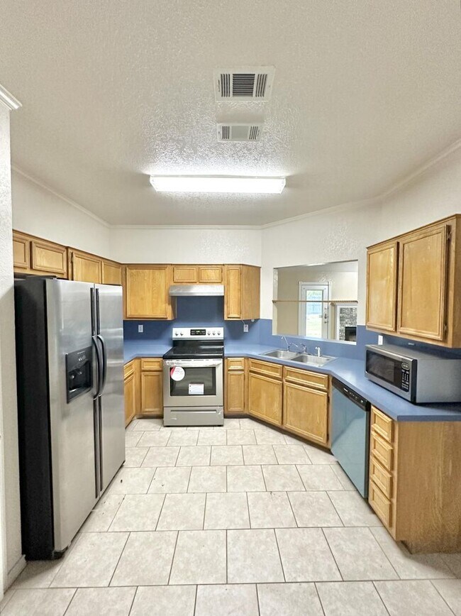 Foto del edificio - AVAILABLE MID MAY; APPLY TODAY AT OUR WEBSITE!!