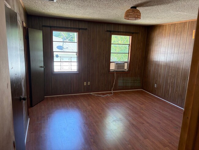 Building Photo - Huge 4 Bedroom Home