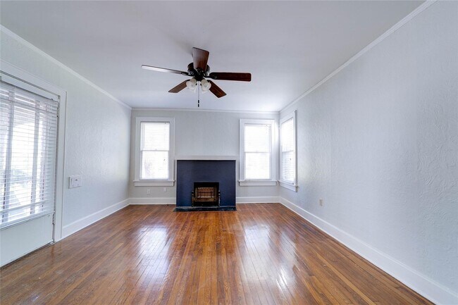 Foto del edificio - One side of Duplex Available- 2 Bedroom- 1 Bath Tudor Minutes from TCU- 76109