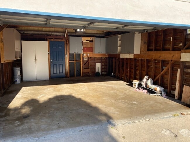 Building Photo - 4570 Winona Ave